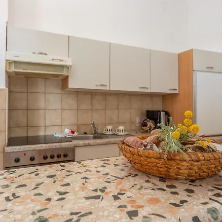 1 Bedroom Beautiful Apartment In Njivice Daire *