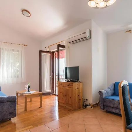 1 Bedroom Beautiful Apartment In Njivice *