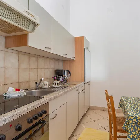 Amazing Apartment In Njivice With House Sea View Apartmán *